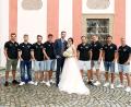 Bild: exb: Eva-Maria Windisch
Die Mannschaftskameraden des SC Kirchenthumbach gratulierten Kristin und Florian nach der kirchlichen Trauung recht herzlich und wünschten alles Gute für den gemeinsamen Lebensweg und viel Freude mit Nachwuchs Luis.