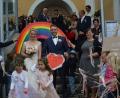 Bild: bej
Die Kolleginnen und Kinder vom Kinderhaus Schönsee ließen das Paar nach der Messe einen Regenbogen durchschreiten.