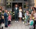 Bild: Birgit Zant/exb
Katharina Forster und Felix Frank schließen im Vohenstraußer Rathaus den Bund der Ehe. Kindergartenkinder warten mit weißen Rosen vor dem Portal und empfangen das junge Paar.