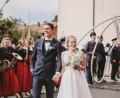 Bild: Baumgärtl/exb
Ein langes Ehrenspalier erwartete Julia und Roman Baumgärtl nach der kirchlichen Trauung in der Pfarrkirche St. Johannes in Großkonreuth.