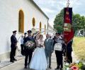 Bild: Norbert Kopp/exb
Die Feuerwehr sorgte vor der Kirche für eine Schlauchspirale. Die Braut Martina Gürtler und ihr Bräutigam Ferdinand Lintl sind beide aktive Mitglieder.