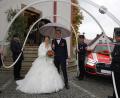 Bild: kro
Alexandra und Markus Göhl beim Verlassen der Pfarrkirche St. Katharina. Die Feuerwehr Mähring erwartete das Brautpaar im Ehrenspalier.