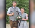 Bild: lgc
Nach der standesamtlichen Trauung stoßen Julia und Andreas Lehner auf einen gemeinsamen Lebensweg an.