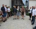 Bild: jr
Julia Bassek und Florian Schaumberger schlossen am Samstagmittag im sanierten Schafferhof den Bund fürs Leben. Erwartet wurde das junge Paar im Anschluss von Mitgliedern der Burschenvereine Konnersreuth und Lorenzreuth sowie von Musiker Simon Strohmaier.