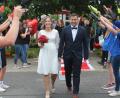 Bild: pi
Jeannine und Tobias strahlen und genießen die Glückwünsche zur Hochzeit.