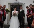 Bild: kro
Von den Fußballern der DJK Falkenberg wurden Andrea und Peter Lindner im Ehrenspalier erwartet. Gegen den leichten Regen schützte ein Regenschirm.