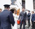 Bild: kaz
Die Feuerwehr Oberndorf/Höflas nimmt nach der kirchlichen Trauung Claudia und Georg Weber in Empfang, um beiden zu gratulieren und sie Tennisbälle von Pylonen spritzen zu lassen.