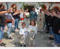 Bild: jr
Kirchlich geheiratet haben am Samstag in der Dreifaltigkeitskirche Kappl die Mitterteicherin Christina Mayer und der Münchenreuther Tobias Grillmeier. Mit dabei waren auch die beiden Brautkinder Jonas und Lara. Ebenfalls im Bild Pfarrer Dr. Thomas Vogl sowie die Damen des Mitterteicher Gaudiwurms beim Ehrenspalier.