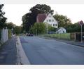 Bild: ak
Auf der Westseite der Bayreuther Straße wird eine Kurzzeitparkzone hauptsächlich für Patienten der Zahnarztpraxis eingerichtet. Das Versetzen des Halteverbotsschildes ist nicht möglich.