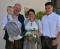 Bild: jr
Carina Rosner und Alexander Biering gaben sich im Schafferhof in Konnersreuth das Jawort. Darüber freuten sich auch die gemeinsame Tochter Emma und Carina Rosners Sohn Luka.