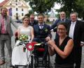 Bild: kro
Mit einer Rikscha, gesteuert von Silvia Engel (vorne), ging es für das Brautpaar Antoinette und Sebastian Scharnagl zum Gasthof "Prinzregent Luitpold". Im Hintergrund die vier Anschieber.