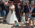 Bild: jr
Getraut wurden am Samstagnachmittag im Historischen Rathaus Anja Linde und Matthias Degner. Unser Bild zeigt die frisch Vermählten beim Verlassen des Rathauses, eingehüllt von einem großen Ehrenspalier. Mit dabei die Brautmädchen Pia und Eva.