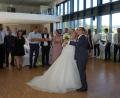 Bild: Marina Volkmer/exb
„Ganz in Weiß mit einem Blumenstrauß“ ist immer noch „in“, wie bei dieser Hochzeit in der Stadthalle Erbendorf zu sehen ist. Viele andere Dinge haben sich geändert.