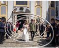 Bild: Simon Nickl/exb
Nach der Trauung in der Basilika durch Stadtpfarrer Dr. Thomas Vogl durften Sabrina und Felix Haberkorn ein langes Ehrenspalier durchschreiten, das die Abordnung der "Frankonia" und die Feuerwehren Kondrau und Waldsassen bildeten.