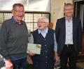 Bild: gf
Zur Gnadenhochzeit gratulierte Bürgermeister Franz Badura (rechts) den Eheleute Barbara und Karl Heindl.