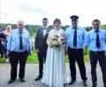 Bild: njn
Das Brautpaar Matthias Dostler und Sandra Kellermann mit (von links) Feuerwehrvorsitzendem Willi Kraus, stellvertretendem Vorsitzenden Franz Wenning und Kommandant Rudi Schinner.