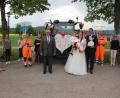 Bild: kro
Andrea und Michael Jaworek mit Töchterchen Lea zusammen mit zahlreichen Gratulanten, darunter Bauhofpersonal und Vertreter der Marktverwaltung mit Bürgermeister Klaus Meyer an der Spitze (vorne links),