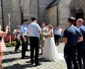 Bild: Feuerwehr Grafenwöhr
Benedikts Kollegen von den Feuerwehren stehen Spalier und gratulieren zum Eheglück.