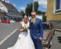 Bild: dob
Am vergangenen Samstag traten Sandra, eine geborene Gaida und Dominik Hippmann in Krummennaab vor den Standesbeamten Gerhard Streibelt, um den Bund der Ehe einzugehen. Das Paar fuhr mit einem Opel-Manta vor das Rathaus.