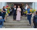 Bild: jr
Im Mitterteicher Rathaus haben Annalena Brunner und Johannes Laugwitz standesamtlich geheiratet. Danach wartete ein großes Spalier auf die frisch Vermählten. Mit dabei waren unter anderem Vorstandsmitglieder des Rings junger Landfrauen, die frisch gezupfte Sonnenblumen in die Höhe hielten.
