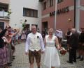 Bild: bk
Strahlend schritten Valentin und Marie-Sophie Wisgickl durch das Ehrenspalier ins Eheglück.