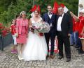Bild: Benjamin Ebi
Das Brautpaar mit Fanclub-Vorsitzendem Patrick Kopp (rechts) und dessen Frau Jennifer Kopp (links)