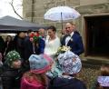 Bild: lep
Nach der kirchlichen Trauung von Lena und Kubilay Schreglmann wartete die Regenbogen-Gruppe des Kinderhauses Sankt Elisabeth Kirchenthumbach auf ihre Erzieherin Lena. Mit Blumen und einem Lied wurde das Brautpaar begrüßt.