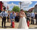 Bild: lei
Zielspritzen ist eine der Aufgaben, die Dominik und Melanie Graf in Edelsfeld bei ihrem Hochzeitsspalier gestellt bekommen.