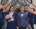 Bild: du
Nach der standesamtlichen Vermählung durch den Schirmitzer Bürgermeister Ernst Lenk durchschritt das Brautpaar Sabrina Bayerl-Wild und Mathias Bayerl das Spalier der Pirker Tennisabteilung sowie der Radler des VCC Pirk.