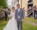 Bild: fvo
Stefanie und Stephan Griesbach werden am Kirchenportal unter anderem von den Seilziehern der Fahrenbergauswahl erwartet.