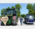 Bild: jp
Susanne und Matthias Kemmling haben sich für ihre Trauung zwei ungewöhnliche „Hochzeitskutschen“ ausgesucht: einen Raupenschlepper mit 620 PS und einen Oldtimer-Polizeibus aus den 70er-Jahren mit 47 PS.