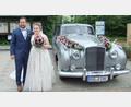 Bild: gm
Ein stattliches Brautauto englischer Extraklasse steht für das Brautpaar Christina und Thomas Biersack bereit.