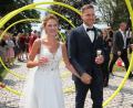 Bild: pi
Ein strahlendes Paar: Tama Fleischmann und Christoph Weig inmitten des Spaliers der Feuerwehr.