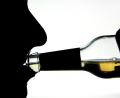 Bild: Arno Burgi/dpa
Die Silhouette eines Alkohol trinkenden Mannes. Wie viel ist zu viel? Diese Frage lässt sich nicht in einem Satz beantworten, sagen die Experten der Caritas-Fachambulanz für Suchtprobleme.