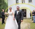 Bild: rgr
Nach der kirchlichen Trauung von Anna und Fabian Gradl in der "Maria-Hilf-Kirche" auf dem Annaberg in Grafenwöhr standen die Feuerwehr-Kollegen des Bräutigams aus Eschenbach Spalier.