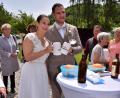 Bild: wku
Nach der Trauung stehen für Peter und Laura Pesold Bierkrüge und Kartoffeln zum Schälen um die Wette bereit..