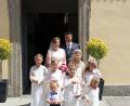 Bild: exb
Blumenkinder begleiten Katharina und Harald Strobl beim Auszug aus der Kirche.