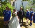 Bild: bk
Spalier unter schattenspendenden Linden stehen die Fußballer für Florian und Kristin. FC-Vorsitzender Andreas Malzer gratuliert anschließend und wünscht alles Gute für die gemeinsame Zukunft der Frischvermählten.