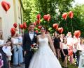 Bild: Freya Stoeckl
Überglücklich strahlen der Bräutigam Stephan und seine schöne Braut Evi nach ihrer Trauung auf Schloss Guteneck mit der Sonne um die Wette.