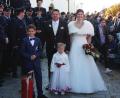Bild: wro
Nach der Hochzeit stand auch eine Kübelspritze bereit. Schließlich mussten noch einige Pflichtaufgaben abgearbeitet werden, bevor Susanna und Florian Trießl, gemeinsam mit Zoe und Leonhard (von rechts) die Fahrt nach Ilsenbach antreten konnten, wo gefeiert wurde.