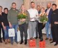 Bild: Kunz
So sehen Sieger aus. Das Gewinnerpaar der Weidener Hochzeitswochen, Marina Uschold und Benjamin Stefinger (Fünfte und Siebter von rechts). Links daneben die Gewinner des Trostpreises Katharina Prechtl und Marc Ackermann.