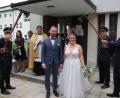 Bild: kro
Ein Ehrenspalier bildete die Feuerwehr Pleußen, als Kathrin und Jörg Schuller die Klosterkirche St. Josef in Fockenfeld verließen. Im Hintergrund Mitterteichs Kaplan Daniel Schmid, der den Gottesdienst zelebrierte.
