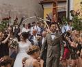 Bild: mab
Ein aktives Vereinsleben gehört für das frisch vermählte Paar Lisa und Florian einfach dazu. Das dankten ihnen die zahlreichen Freunde mit einem Rosenspalier nach dem Trauungsgottesdienst in Schwarzach.