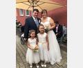 Bild: gz
Das Brautpaar Elisabeth Hanauer und Manuel Demleitner mit den beiden Brautmädchen, die siebenjährige Franziska und die zehnjährige Annalena Stahl.