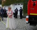 Bild: mab
"Wasser Marsch" lautete das Kommando, mit dem Petra Sander ihrem frisch angetrauten Christian den Auftrag zum Pumpen mit der Kübelspritze gab.