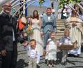Bild: jr
Kirchlich geheiratet haben am Samstag in der Leonberger Pfarrkirche Melanie und Tobias Schmid, hier im Bild mit Kaplan Daniel Schmid. Vorne (von links) die Brautkinder Leo, Clea und Erik. Das junge Paar hatte sich einst bei der Landjugend Leonberg kennengelernt.