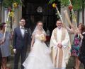 Bild: kro
Regina und Patrick Rippl mit Stadtpfarrer Thomas Vogl beim Verlassen der Basilika. Lehrerinnen der Gerhardinger-Grundschule Weiden standen Spalier.