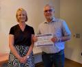 Bild: Völkl/exb
Die Vorsitzende des Lions Clubs Oberpfälzer Wald, Martina Lampier, überreicht Bürgermeister Richard Tischler einen Scheck über 1000 Euro zur weiteren Unterstützung der Grabungskampagne.