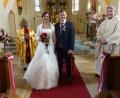 Bild: sl
Das frischgetraute Paar Corina und Markus Federl mit den beiden Pfarrern Moses Gudapati (links) und Adam Nieciecki (rechts) in der St. Jakobus Kirche