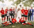 Bild: Lena Härtl/exb
Das Brautpaar Sarah und Florian Burger zusammen mit den ASV-Fußballern nach der Trauung in Plößberg.